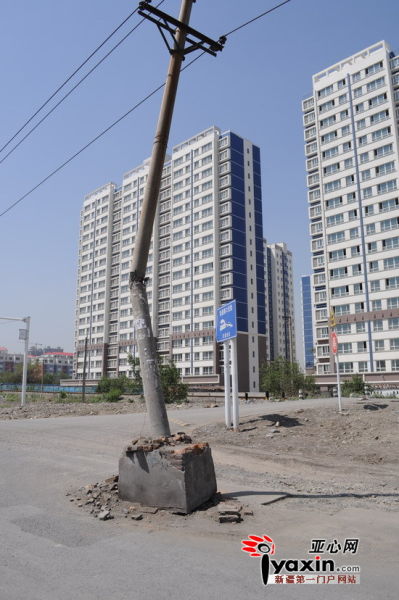 乌鲁木齐南湖北路一电线杆被车撞弯立马路中央