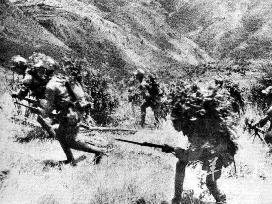 1943年6月22日,在滇西战场,中国士兵向日军所在山头阵地发起冲锋 资料