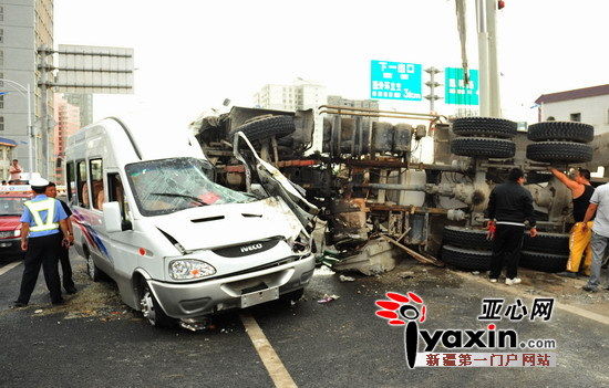 新疆烏魯木齊外環路一水泥罐車撞上一輛依維柯 6人傷