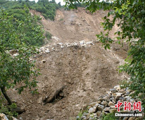特大暴雨引发山体滑坡.温正平 摄