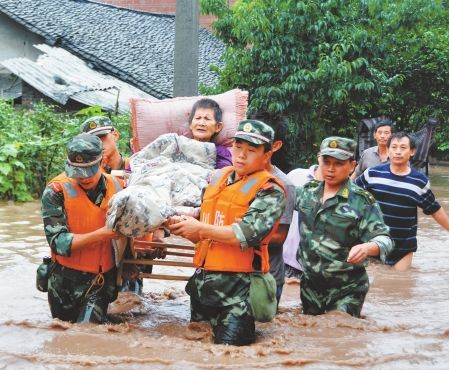 四川暴雨致巴河水位猛涨 洪水冲进巴中市区