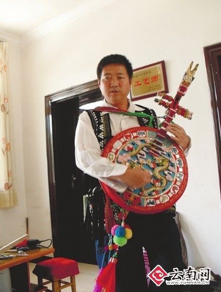 徐宝安和自己做的龙头四弦在玉溪峨山彝族自治县,龙头四弦是当地彝族