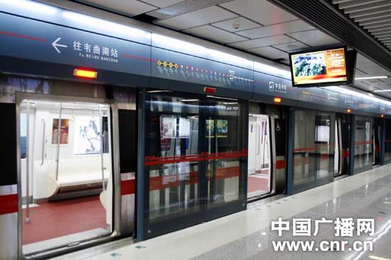 西安地铁二号线将开通 记者体验地铁安全性能