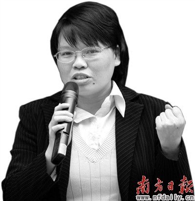 肖红霞17岁来到广东打工,33岁时主导成立了"时代女工服务部".鲁力 摄