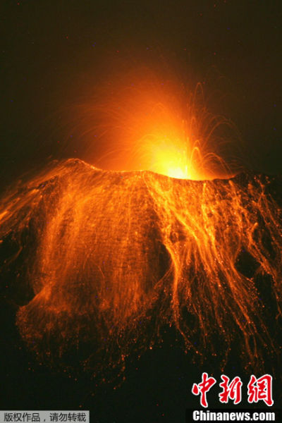 厄瓜多尔通古拉瓦火山喷发岩浆喷涌而出
