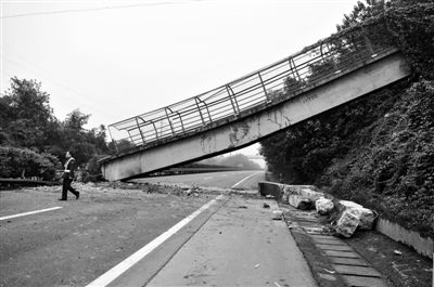 1986年双鸭山天桥垮塌图片