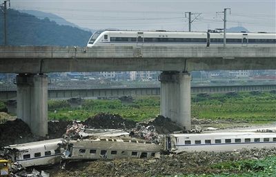 國內新聞 溫州動車追尾脫軌事故專題 > 正文7月23日晚,動車追尾事故