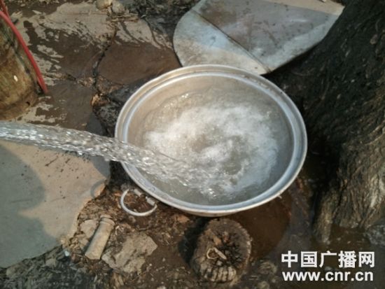 一些村民家井水看上去清澈,但倾倒有泡沫(记者 吴喆华/摄)