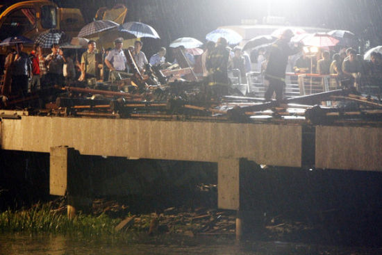 7月3日下午,江苏南京市下关区金川河泵站附近一廊桥坍塌