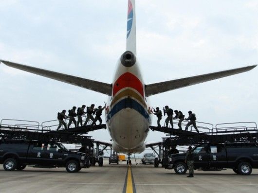 2秒救出"人质" 武警上海总队进行反劫机模拟演练