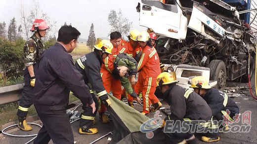 沪昆高速上海段因大雾发生3起车祸致1死5伤