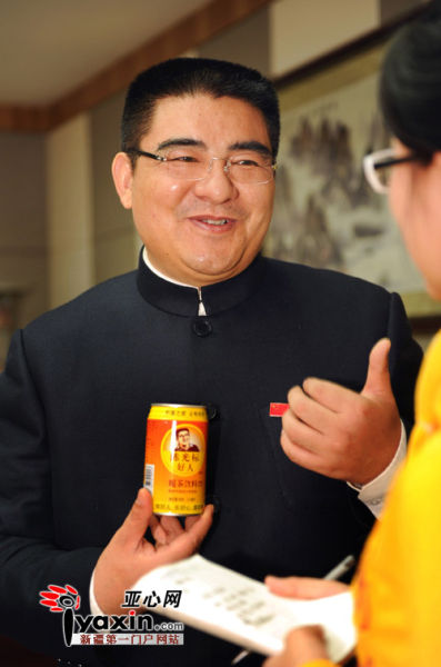 并当场为自己的"陈光标好人"系列茶品卖力吆喝:"标哥的好人牌暖茶,暖