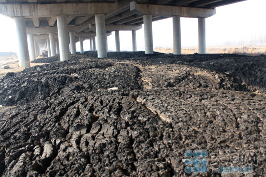 河南药厂倾倒药渣污染河流 村民投诉多年未果