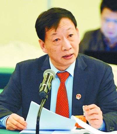 ①钟雪玲代表(福鼎市翁江村党支部第一书记):建议各部门统筹出台针对