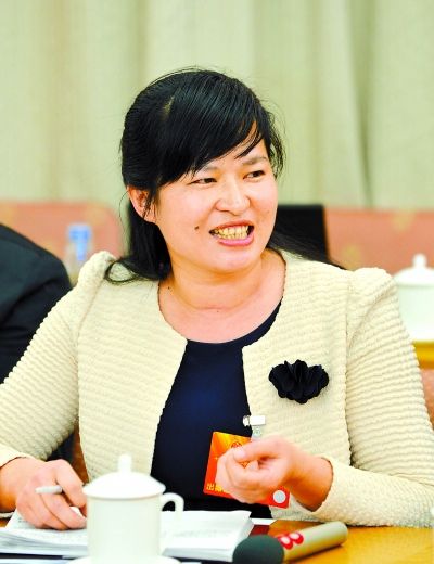 ①钟雪玲代表(福鼎市翁江村党支部第一书记):建议各部门统筹出台针对