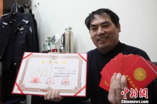 王亚东 摄中新网上海3月25日电 (陈静 王亚东)51岁的傅卫平是上海交警