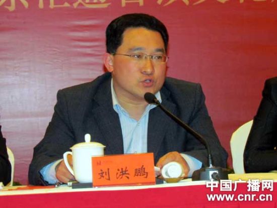 山东枣庄市旅服委副主任刘洪鹏介绍景区情况(摄影:冯赣勇)作为微山湖