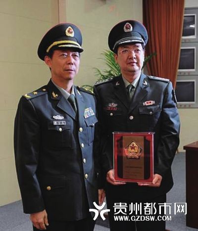 据光明网消息5月29日下午,江苏省军区举行军官授予,晋升预备役大校