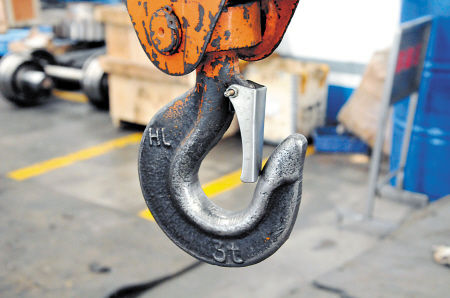 大吊钩上装小扣扣住安全不滑落