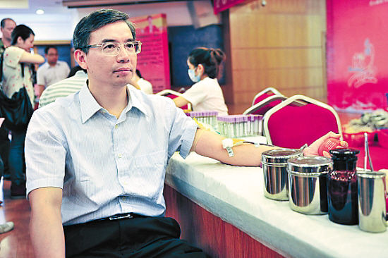 区纪念第10个无偿献血者日暨爱心无偿献血活动中,区长林道平带头献血