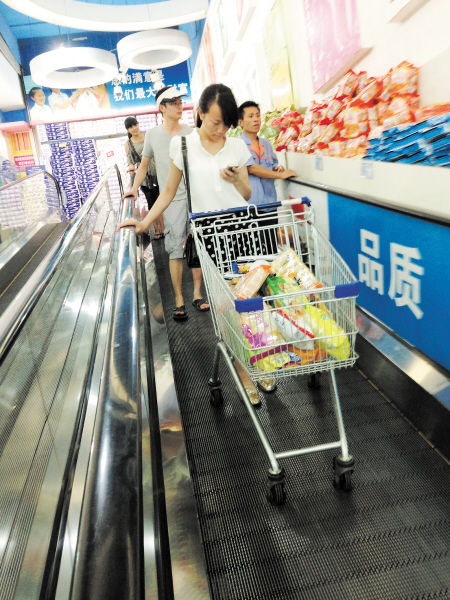 双手只顾玩手机推车失控怎么办