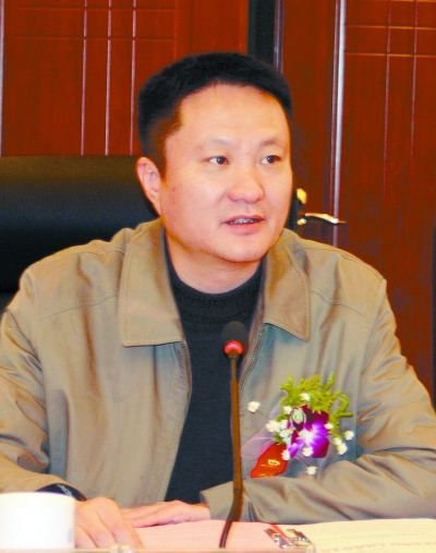 龙志华通讯员 摄本报记者 周怀立龙志华:要把更多财力用在为群众办