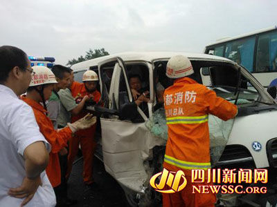 在成彭高速新繁至彭州段发生一起交通事故,一辆面包车与一辆小轿车