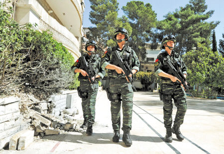 10月1日,在叙利亚首都大马士革,武警战士在中国驻叙利亚大使馆巡逻