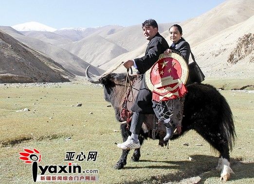 9月11日上午,法官依布拉依木·斯提卡达木(前)和书记员古丽波斯坦