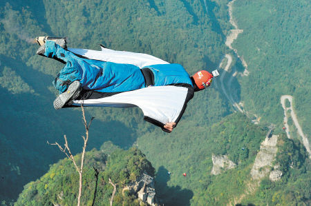 均为新华社发女飞人埃伦·布伦南在试飞前戴好护目镜.