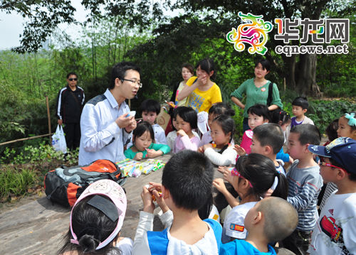 今年春天,周安民老师带着孩子们一起游览照母山.