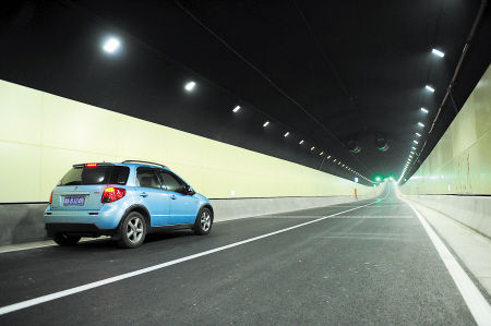 南湖路湘江隧道今日通车,车辆在隧道内行驶3分多钟即可穿过湘江