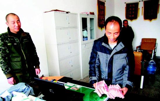 江西婺源"的哥"11万现金还失主