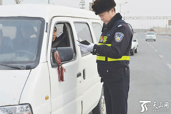 新疆库尔勒市交警张海涛在岗位上度过七个春节