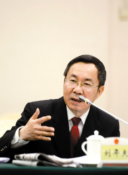 在海珠区代表团,人大代表们一个接一个地向刘年夫提问,现场俨然成了一