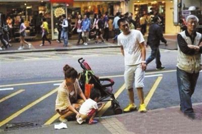 内地孩子香港街头小便,其父母与港人发生激烈冲突.