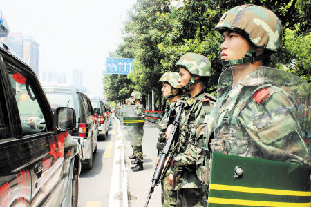 长铁公安处民警介绍,近日,该处全面提升戒备等级,组织特警配备防暴枪