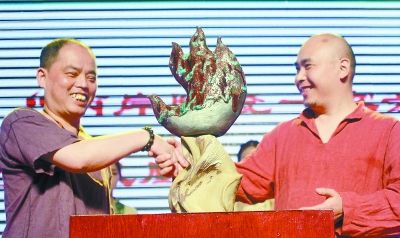 的陶土,经充分融合后,由大陆陶艺大师彭望球和台湾陶艺大师翁国珍联手