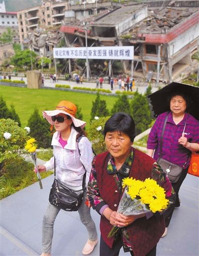 當日是汶川地震六週年紀念日,北川群眾和從各地趕來的人們在北川老