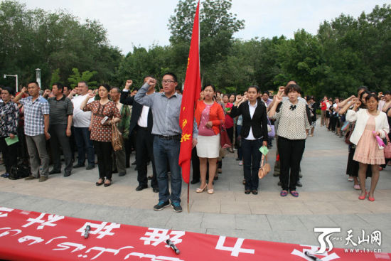 乌苏市解放路组织社区干部,三民工作组,辖区居民共130余人参加了虹桥