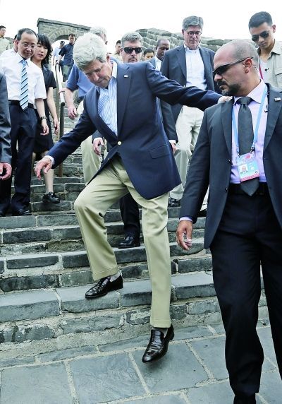 8日下午,刚刚飞抵北京访问的美国国务卿约翰·克里(中)和财政部长