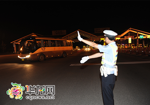 高速路口民警引導車輛停放.市交巡警總隊供圖