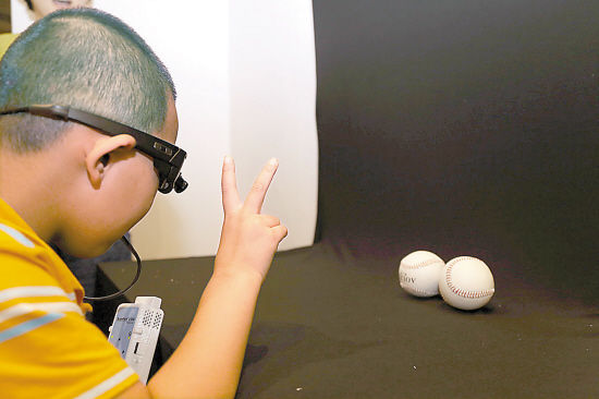 用舌头"看"世界 小斌斌下月上学了