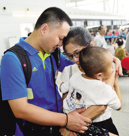 陈飞 摄本报讯(记者 唐江澎 通讯员 罗闻)"希望我老公在完成任务的