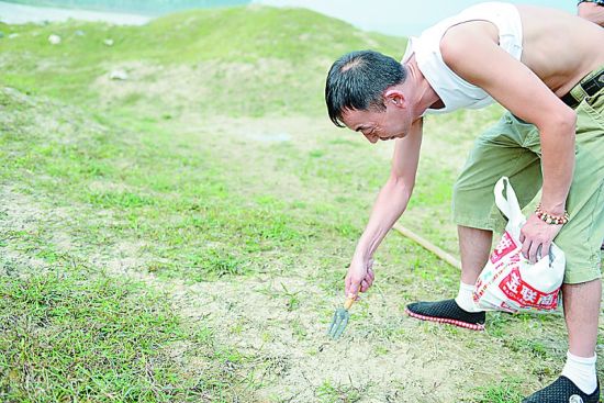 河道里的捡宝人
