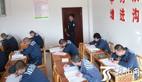 新疆监狱组织千余名服刑人员参加自学考试