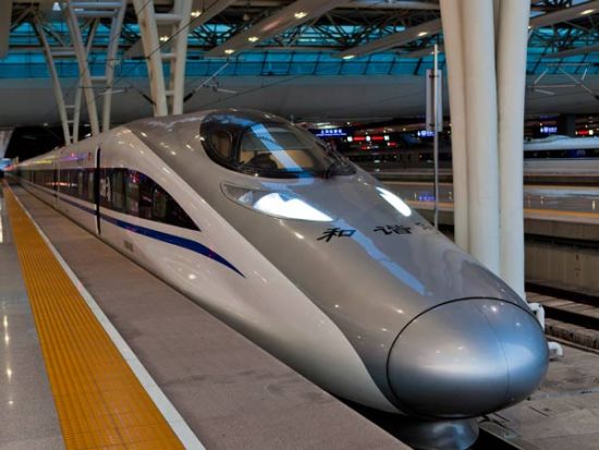 由中国南车研制的中国高铁代表车型crh380a型高速动车组亮相正在