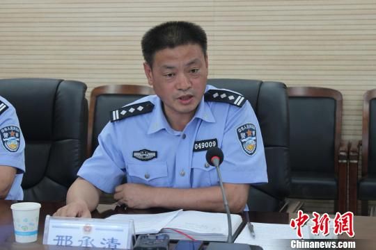 3日下午,河北省衡水市公安局副局长邢承清在收缴整治枪爆物品集中