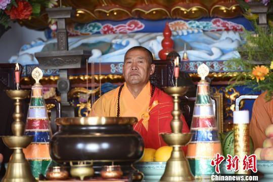 山西五台山竹林寺夏令营开营400余营员体验僧侣生活