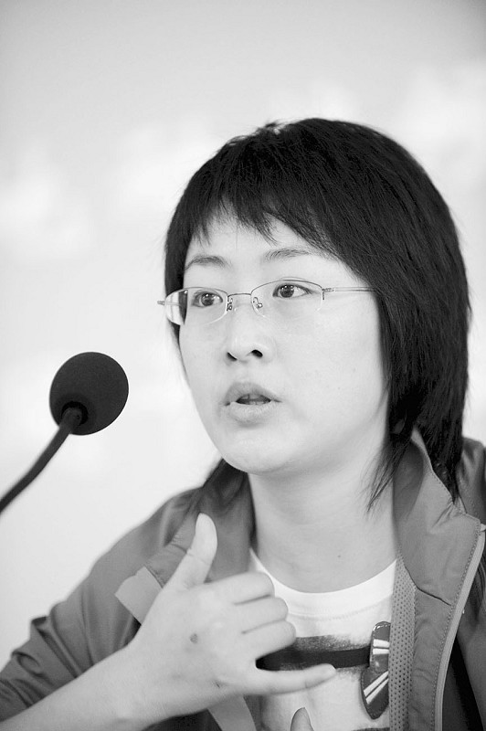 本报记者梁川昨给金尚中学党员讲述灾区之行